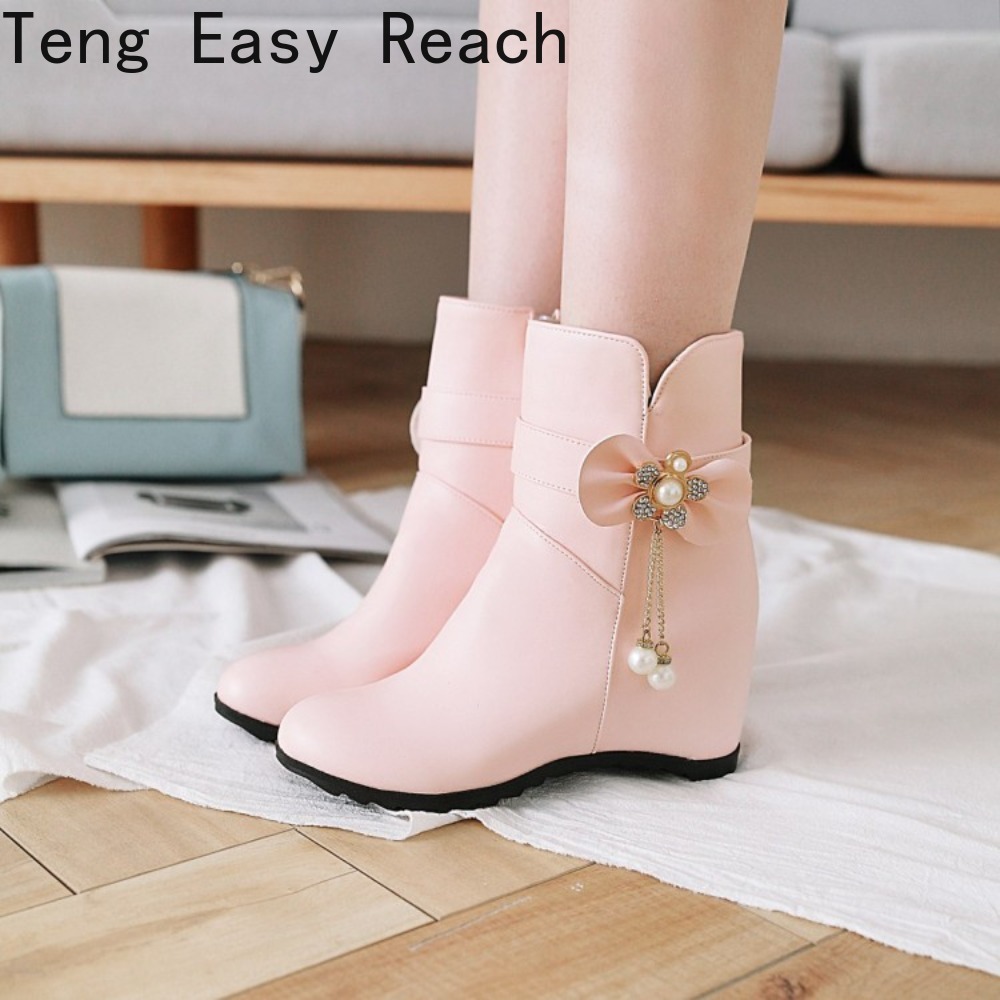 Ethnic Fashion Women - รองเท้าแฟชั่นแบบส้นเตารีด ยี่ห้อดังสำหรับผู้หญิง รองเท้าปาร์ตี้สีขาว รองเท้าบูทหุ้มข้อกลางน่อง รองเท้าบูทฤดูหนาวสำหรับผู้หญิง หัวรองเท้าทรงกลม