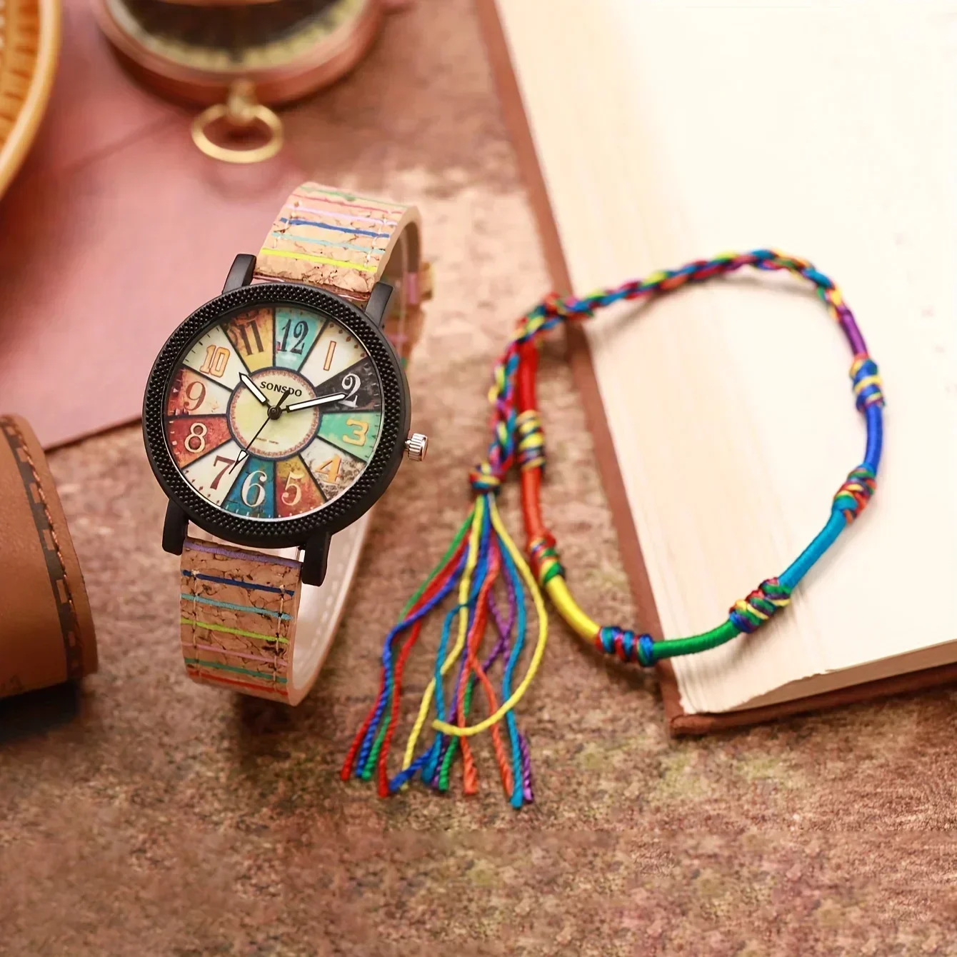 Ethnic Modern Fashion - นาฬิกาควอตซ์สำหรับผู้หญิงสไตล์ชาติพันธุ์ สายคอร์กหลากสี พร้อมสร้อยข้อมือพู่สีรุ้งเข้าชุด ชุดเครื่องประดับลำลองสำหรับนักเรียน